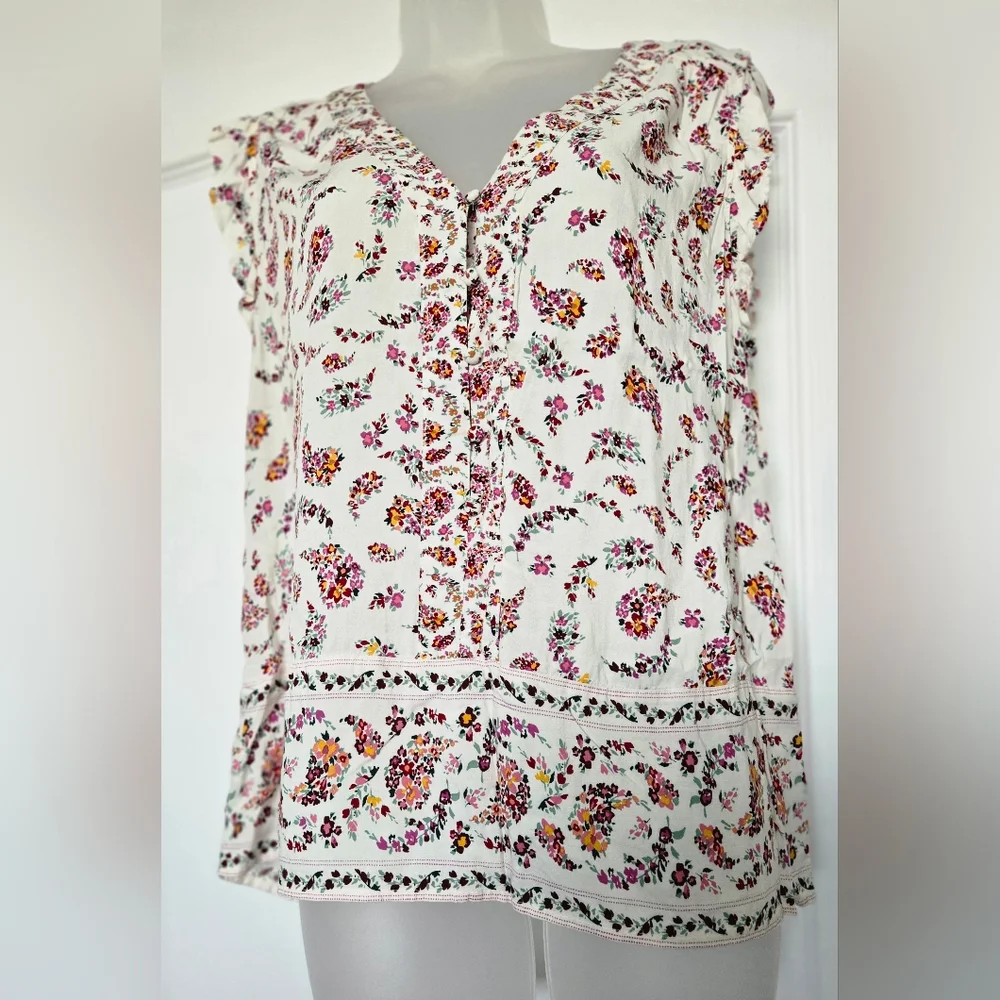 🐟🐟Old Navy Cream and Pink Floral V Neck Tank with Buttons Large 100% Rayon
